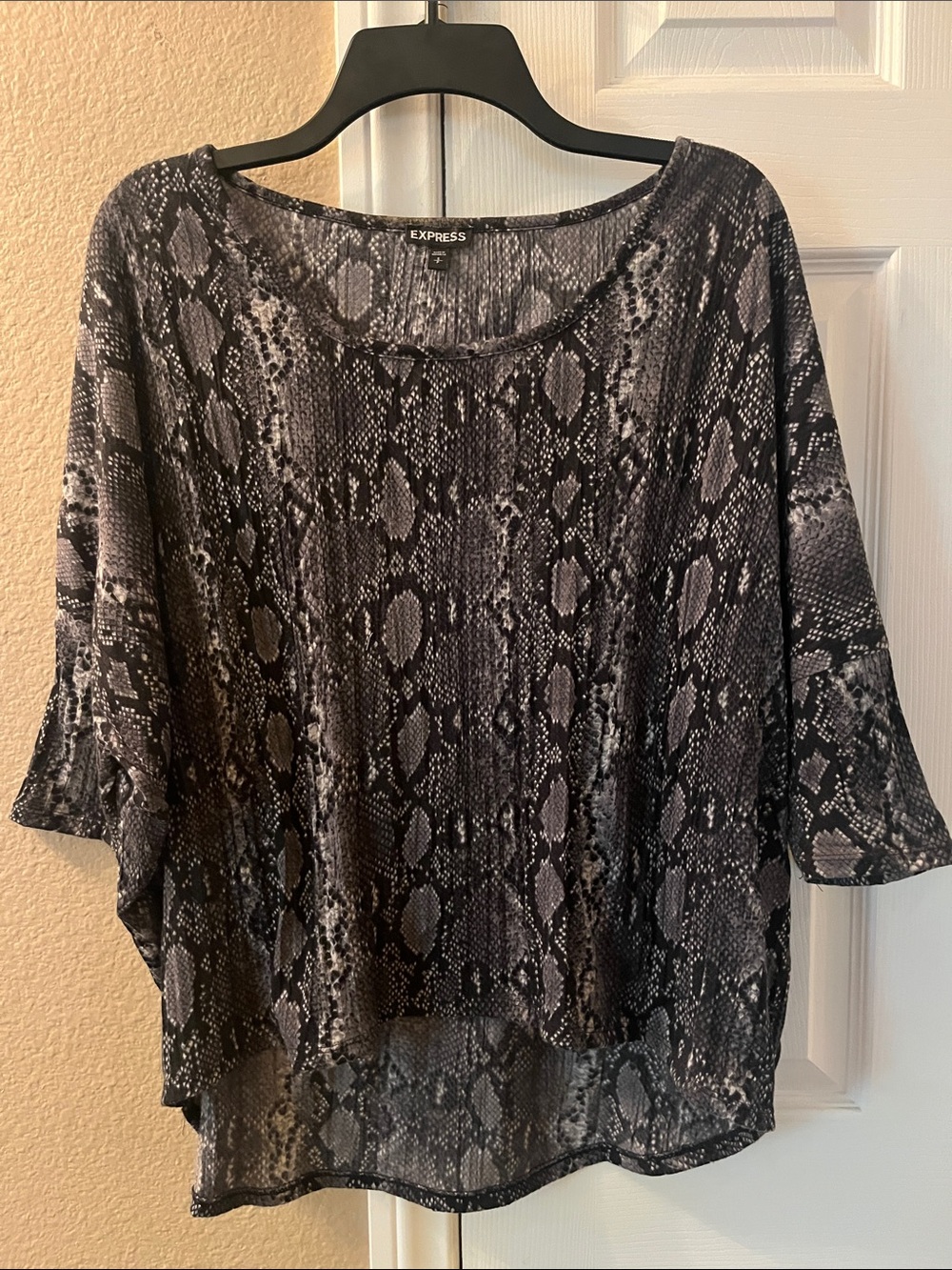 Express Women's Black & Gray Snake-Print Dolman Sleeved Tunic